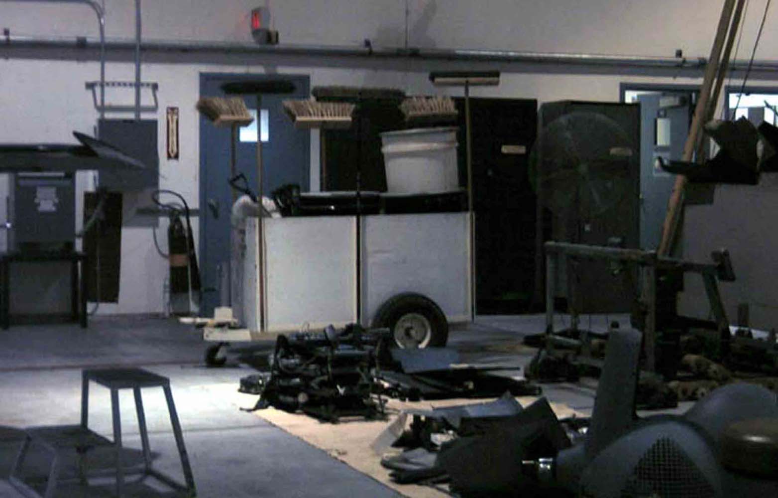 HANGAR ...location dress